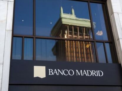 Logo de Banco Madrid en la sede de la entidad.