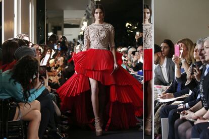 Stéphane Rolland ha sido otra de las marcas que ha presentado este martes su propuesta de alta costura para la próxima temporada primavera-verano. Las largas faldas plisadas han sido una de las propuestas de la firma francesa.