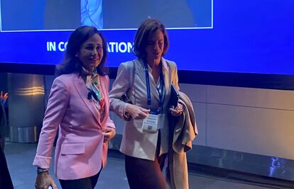 La presidenta del Banco Santander, Ana Botín (a la izquierda) y la presidenta de la AEB, Alejandra kindelán, en la asamblea del IIF, en Washington.