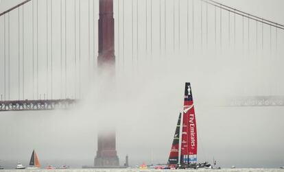 El Team New Zealand, ante el Golden Gate Bridge.