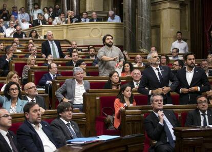 En estos momentos de tanta rabia y tristeza por lo que está pasando en Cataluña, tras ver el bochornoso espectáculo del Parlament, quiero agradecer a los partidos no independentistas, PP, Ciutadans, PSC y en parte a algunos diputados de En Comú, su valiente actuación ante una Presidenta de la Mesa parcial, autoritaria y descarrilada en un Parlament secuestrado por una mayoría sepatatista. Ahora toca estar los partidos democráticos unidos y dejar también actuar al Tribunal Constitucional en la defensa del Estado de Derecho. Nunca fue tan necesaria la defensa de la democracia en Cataluña como en estos momentos.