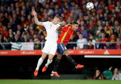 El jugador del combinado español, Thiago Alcántara, y el jugador de la selección inglesa, Ross Barkley, tratan de cabecear el balón.