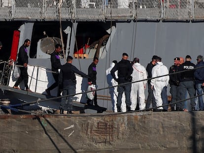 El segundo grupo de migrantes deportados por Italia a Albania desembarca este viernes en el puerto de Shengjin.