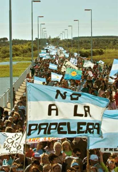 Manifestación contra las papeleras en el puente San Martín, en abril.