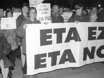 Bandrés, en una concentración contra ETA después de que la banda rompiera una tregua, en 1999.