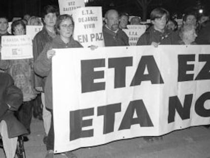 Bandrés, en una concentración contra ETA después de que la banda rompiera una tregua, en 1999.
