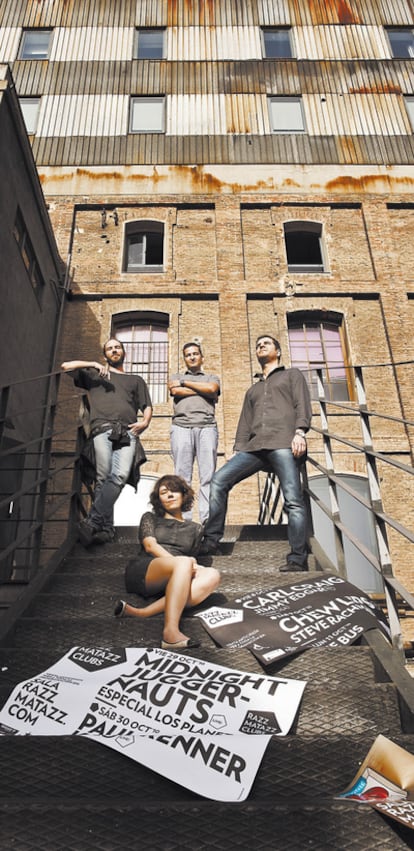 <b>Javi Estalella (encargado de la programación), Luis Costa (prensa), Dani Faidella (dueño) y Paula Ruiz (promotora) posan en una de las entradas de la barcelonesa sala Razzmatazz.</b>