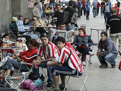 Seguidores del Athletic hacen cola en las taquilla de San Mamés el pasado domingo.