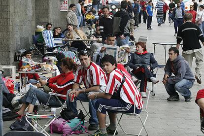 Seguidores del Athletic hacen cola en las taquilla de San Mamés el pasado domingo.