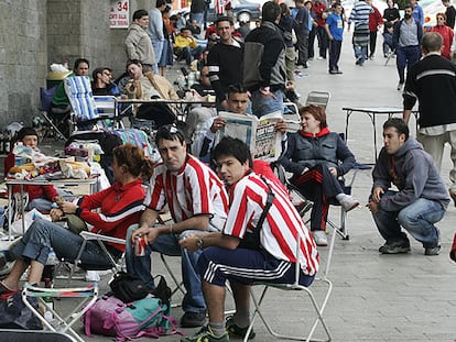 Seguidores del Athletic hacen cola en las taquilla de San Mamés el pasado domingo.