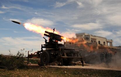 Cohete disparado contra las fuerzas leales al régimen de Bacher el Asad, durante los enfrentamientos en Alepo (Siria), el 7 de marzo de 2015.