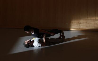 Daniel Abreu y Dácil González, en un ensayo de 'Silencio'.