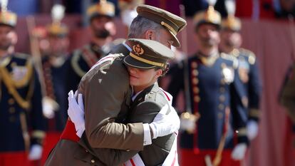 Felipe VI abraza a la Princesa de Asturias, en Zaragoza.