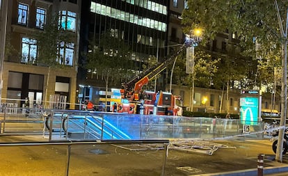 Los bomberos de Barcelona intervienen este jueves en la Gran Via, donde el vendaval ha provocado la caída de luces de Navidad.