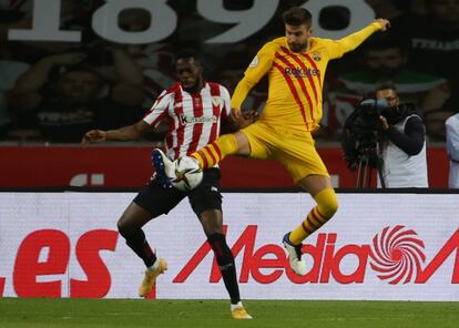 Piqué se anticipa a Iñaki Williams durante la final.