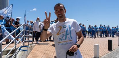 El entrenador de la UD Ibiza, Juan Carlos Carcedo, celebra el regreso de su equipo a LaLiga SmartBank en mayo.