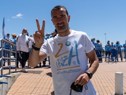 El entrenador de la UD Ibiza, Juan Carlos Carcedo, celebra el regreso de su equipo a LaLiga SmartBank en mayo.