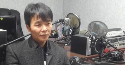 El señor Choi en la emisora de radio, en Seúl.