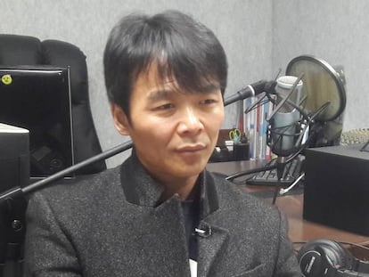 El señor Choi en la emisora de radio, en Seúl.