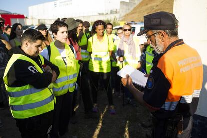 Un agente con un grupo de voluntarios, este jueves.