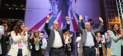 El lehendakari y candidato a la reelección Iñigo Urkullu (d) junto al presidente del PNV Andoni Ortuzar (i) celebran los resultados electorales en la sede central del PNV este domingo en Bilbao.