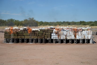 Unidades de metanfetaminas y marihuana decomisadas son quemadas en Hermosillo (Estado de Sonora), en octubre de 2021.