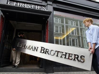 El signo de Lehman Brothers es introducido en la casa de subastas Christie' s en Londres