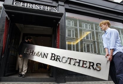 El signo de Lehman Brothers es introducido en la casa de subastas Christie' s en Londres