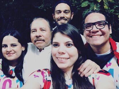 O presidente da Nicarágua, Daniel Ortega, e seus filhos Luciana (à esq.), Camila e Maurice Ortega (de óculos), em 19 de julho de 2019.