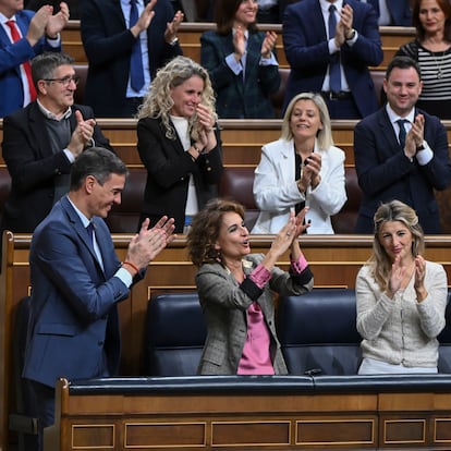 MADRID, 21/11/2024.- De izda a dcha; El presidente del Gobierno, Pedro Sánchez, y las vicepresidentas María Jesús Montero y Yolanda Díaz, y el ministro de Presidencia, Félix Bolaños, aplauden durante el pleno celebrado este jueves en el Congreso de Los Diputados.- EFE/ Fernando Villar
