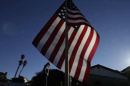 Si se cumplen los pronósticos, probablemente ni la mitad de los registrados acudirá a las urnas. La media de participación en las “midterms”, las elecciones legislativas como las de este martes, es de apenas el 40%. En la imagen, una bandera americana cerca de un colegio electoral en San Diego.