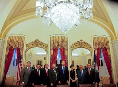  Los reyes de España, Felipe VI  y Letizia, durante su visita a la sala de la Comisión de Asuntos Exteriores del Senado situada en el edificio del Capitolio, en Washington, el 16 de septiembre de 2015.