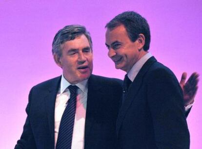 El primer ministro británico, Gordon Brown, y Zapatero en la Conferencia Laborista de Brighton.