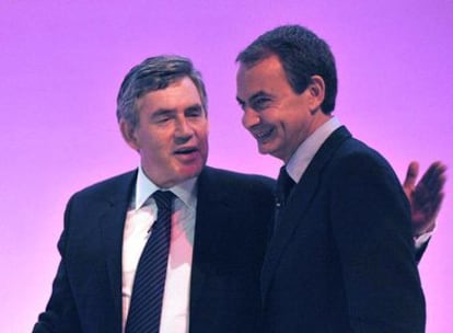 El primer ministro británico, Gordon Brown, y Zapatero en la Conferencia Laborista de Brighton.