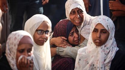 Varias mujeres palestinas lloran la muerte de seres queridos en un ataque israelí en Deir el Balah, en el centro de Gaza, el miércoles.