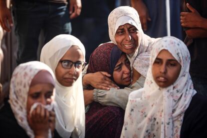 Varias mujeres palestinas lloran la muerte de seres queridos en un ataque israelí en Deir el Balah, en el centro de Gaza, el miércoles.