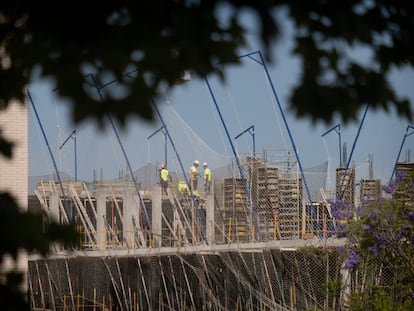 En la imagen obreros trabajando en la construcción de un edificio de viviendas en Bormujos, Sevilla.