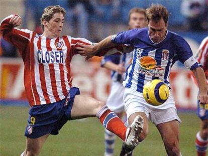 El delantero del Atlético, Fernando Torres, lucha un balón con Castellanos, del Lorca.