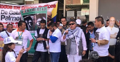 Jes&uacute;s Santrich en el centro de Bogot&aacute; lidera una protesta exigiendo el cumplimiento de la ley de amnist&iacute;a para las FARC. 