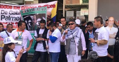 Jesús Santrich en el centro de Bogotá lidera una protesta exigiendo el cumplimiento de la ley de amnistía para las FARC.