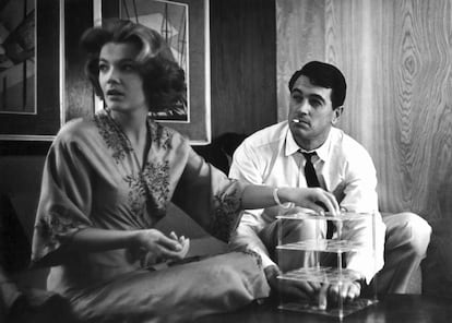 Gena Rowlands y Rock Hudson, durante un descanso del rodaje 'The Spiral Road (Camino de la jungla)', en 1961.