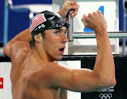 El estadounidense Michael Phelps, tras conseguir el oro en los 200 metros estilos de los Juegos Olímpicos de Atenas 2004.