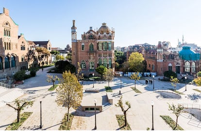 La concepción humana y moderna del arquitecto de lo que debía ser un hospital incluía jardines entre los pabellones para que los enfermos paseasen y tomasen el aire.