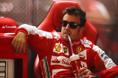 Fernando Alonso se relaja en el garaje de Ferrari en un instante de la primera sesión de ensayos.