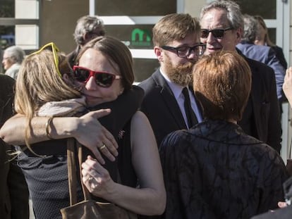 Clara de Cominges, hija de Margarita Rivi&egrave;re, recibe el consuelo de una amiga tras el funeral 