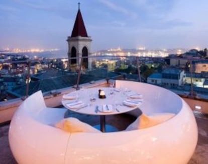 Terraza del bar 360, en la azotea del edifico Misir Aparmani, del siglo XIX, en el barrio de Istiklal Caddesi, en Estambul.