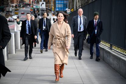 La ministra de Exteriores alemana, Annalena Baerbock, caminaba hacia la sede de la ONU en Nueva York, el 24 de febrero.