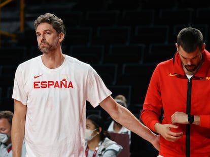 Pau y Marc Gasol, durante el partido de su despedida de la selección, contra Estados Unidos.