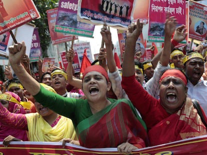 Marchan en Dhaka (Bangladesh) durante el Día del Trabajo