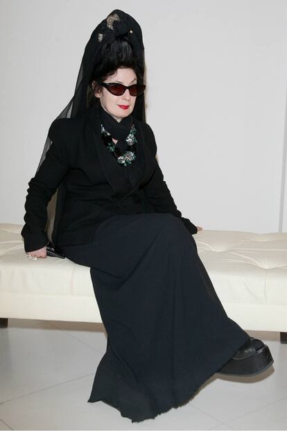 La periodista francesa Diane Pernet no se quita la mantilla ni las gafas de sol. Es la autora de un blog y dirige un festival de cine dedicado a la moda.